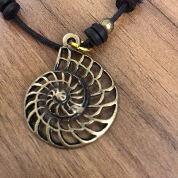 Spiral shell design necklace - Picture 2 of 2